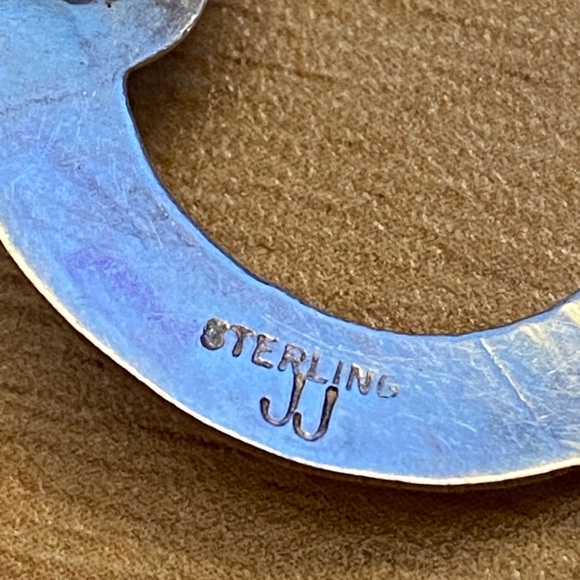 Vintage Zuni round sterling silver earrings, inlaid with turquoise, onyx and MOP - Picture 9 of 14